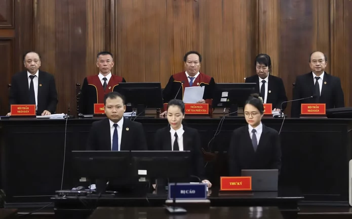 HĐXX phiên tòa VN10 đang tuyên án ngày 3/9. Ảnh: Nguyễn Tiến.