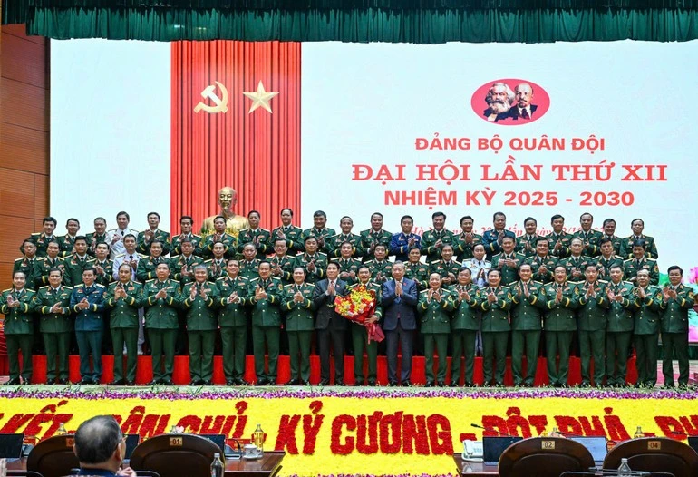 Tổng Bí thư Tô Lâm tặng hoa chúc mừng thành công của Đại hội.
