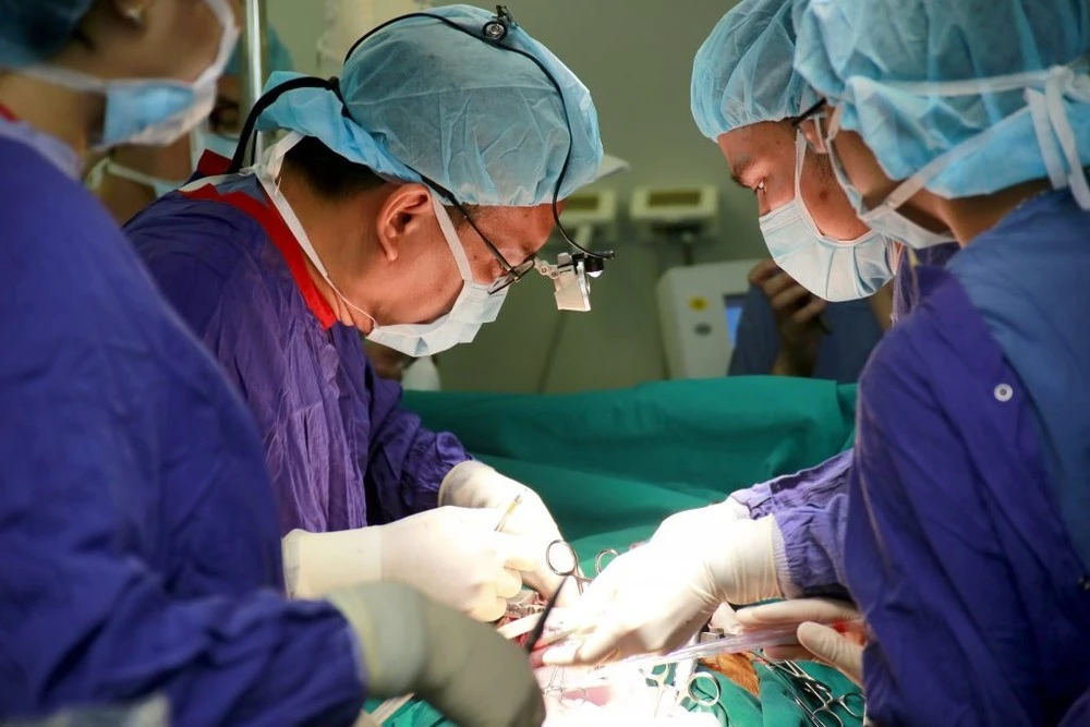 Các bác sĩ Bệnh viện Việt Đức thực hiện ca ghép phổi từ nguồn tạng người chết não hiến tặng. Ảnh: NGỌC SƠN