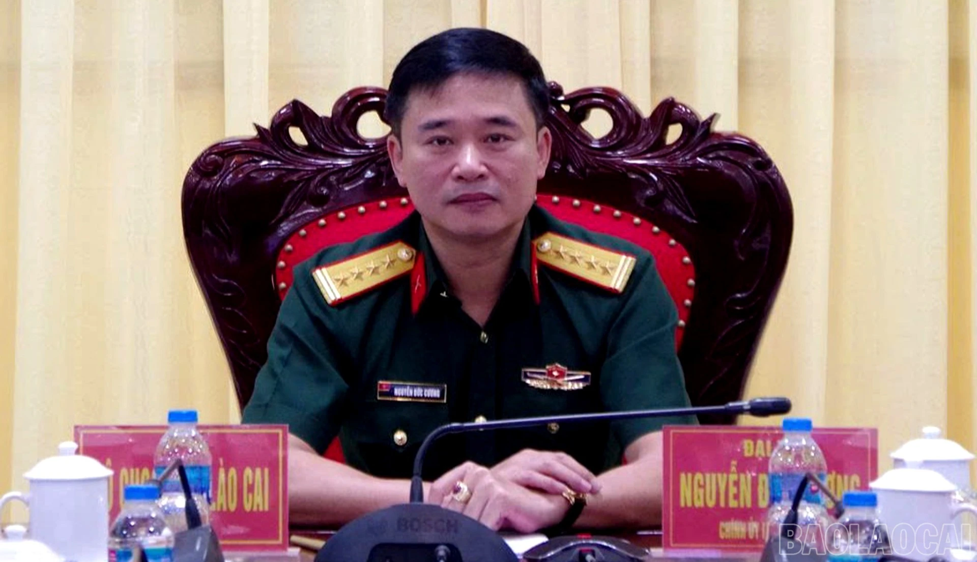 Đại tá Nguyễn Đức Cương - Phó Bí thư Thường trực Đảng ủy Quân sự tỉnh, Chính ủy Bộ Chỉ huy Quân sự tỉnh chủ trì hội nghị tại điểm cầu tỉnh Lào Cai.