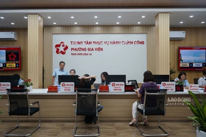 TP Hải Phòng sắp xếp, cân đối lại biên chế, gắn tinh gọn số lượng với nâng cao chất lượng đội ngũ. Trong ảnh, công chức, viên chức Trung tâm Phục vụ hành chính công phường Gia Viên (TP Hải Phòng) giải quyết thủ tục hành chính cho người dân hồi tháng 5/2026. Ảnh: Hoàng Khôi