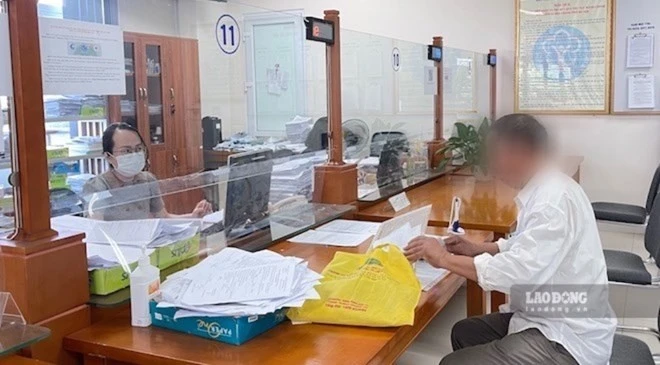 Cán bộ BHXH TP Hà Nội tư vấn cho người lao động về chế độ khi nghỉ hưu sớm. Ảnh: Hà Anh
