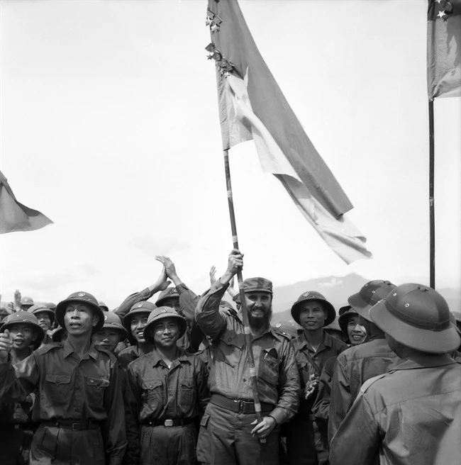 Lãnh tụ Cuba Fidel Castro phất cờ của quân Giải phóng tại Tiểu đoàn Khe Sanh trong buổi gặp gỡ với các chiến sĩ tại Quảng Trị. Ảnh: TTXVN