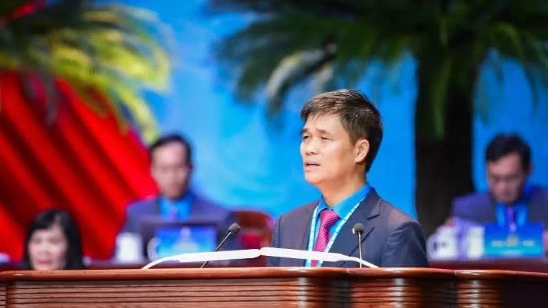 Phó Chủ tịch Tổng Liên đoàn Lao động Việt Nam Ngọ Duy Hiểu trình bày tổng quát báo cáo chính trị của Ban chấp hành Tổng Liên đoàn Lao động khóa XIII trình Đại hội.