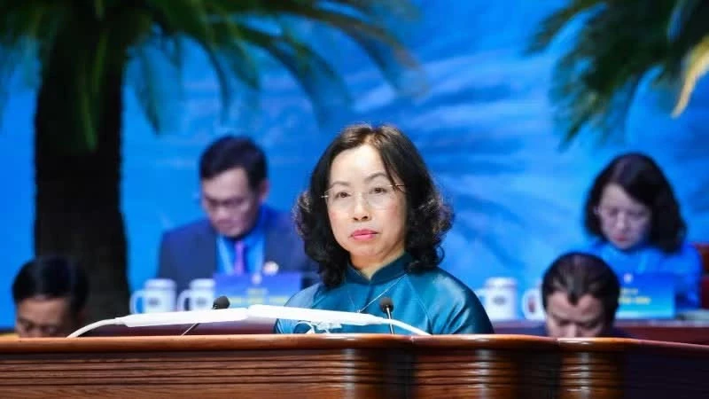 Phó Chủ tịch Thường trực Tổng Liên đoàn Lao động Việt Nam Thái Thu Xương trình bày báo cáo kiểm điểm của Ban Chấp hành Tổng Liên đoàn Lao động Việt Nam khóa XIII.