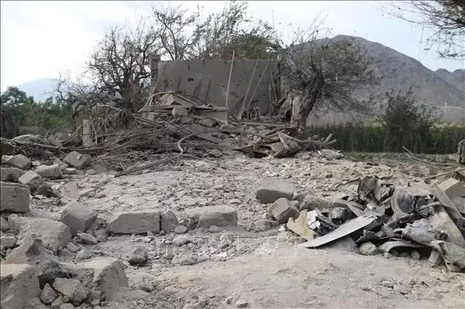 Ngôi nhà tại tỉnh Kunar, Afghanistan bị phá hủy sau cuộc không kích, ngày 21/9/2026. Ảnh: THX/TTXVN phát