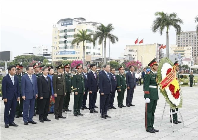 Tổng Bí thư, Chủ tịch nước Tô Lâm, Bí thư Quân ủy Trung ương cùng Đoàn công tác của Trung ương dâng hoa, dâng hương tưởng niệm các Anh hùng liệt sĩ tại Đài tưởng niệm thành phố Đà Nẵng.
