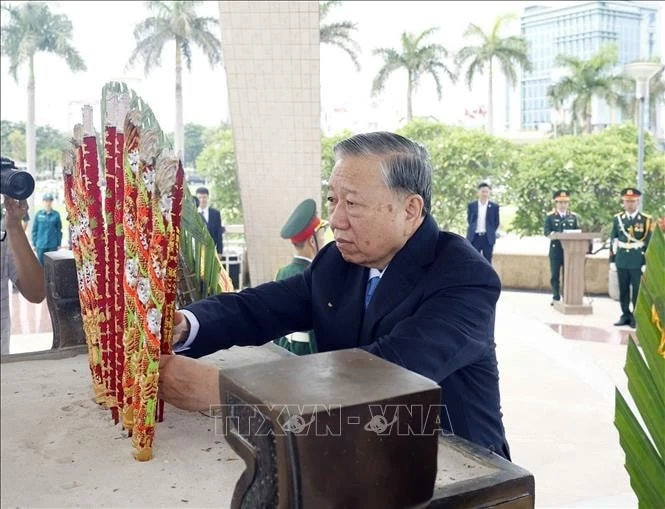Tổng Bí thư, Chủ tịch nước Tô Lâm dâng hương tưởng niệm các Anh hùng liệt sĩ tại Đài tưởng niệm thành phố Đà Nẵng.