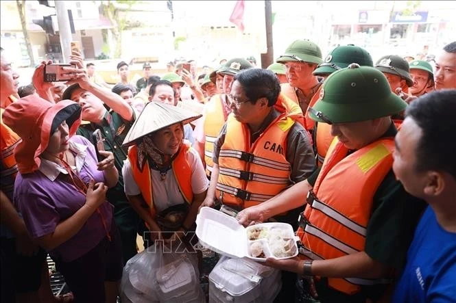 Thủ tướng Phạm Minh Chính thăm hỏi, động viên nhân dân bị ảnh hưởng bởi lũ lụt tại khu vực phường Phan Đình Phùng, tỉnh Thái Nguyên.