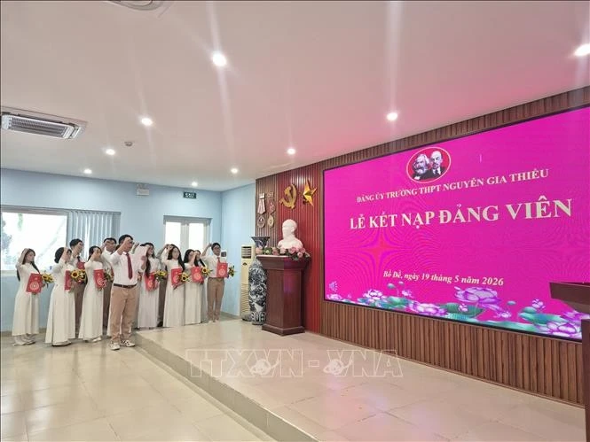 Các Đảng viên trẻ Đảng ủy Trường THPT Nguyễn Gia Thiều (phường Bồ Đề, Hà Nội) đọc lời tuyên thệ trước cờ Đảng và cờ Tổ quốc. Ảnh minh họa: Nguyễn Cúc/TTXVN.
