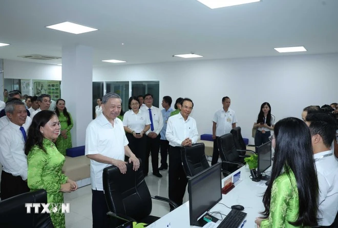 Tổng Bí thư Tô Lâm thăm, khảo sát thực tế tại Trung tâm dịch vụ hành chính công phường Xuân Hoà, Thành phố Hồ Chí Minh.