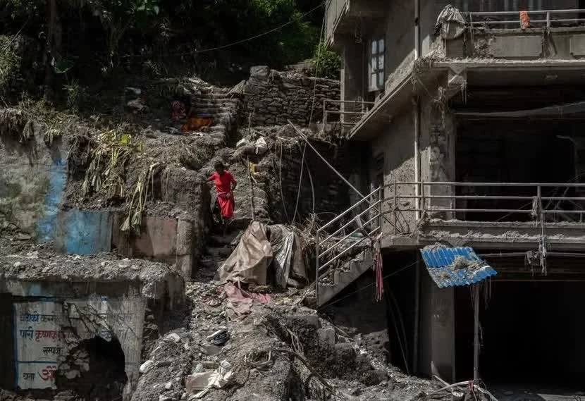Cảnh tan hoang sau lũ quét ở Nepal. Ảnh: Guardian