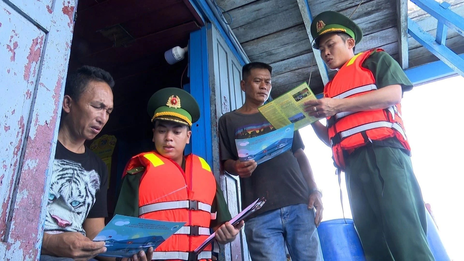 Cán bộ chiến sỹ biên phòng Quảng Nam phổ biến pháp luật cho ngư dân, ngăn chặn tình trạng khai thác thủy sản bất hợp pháp.