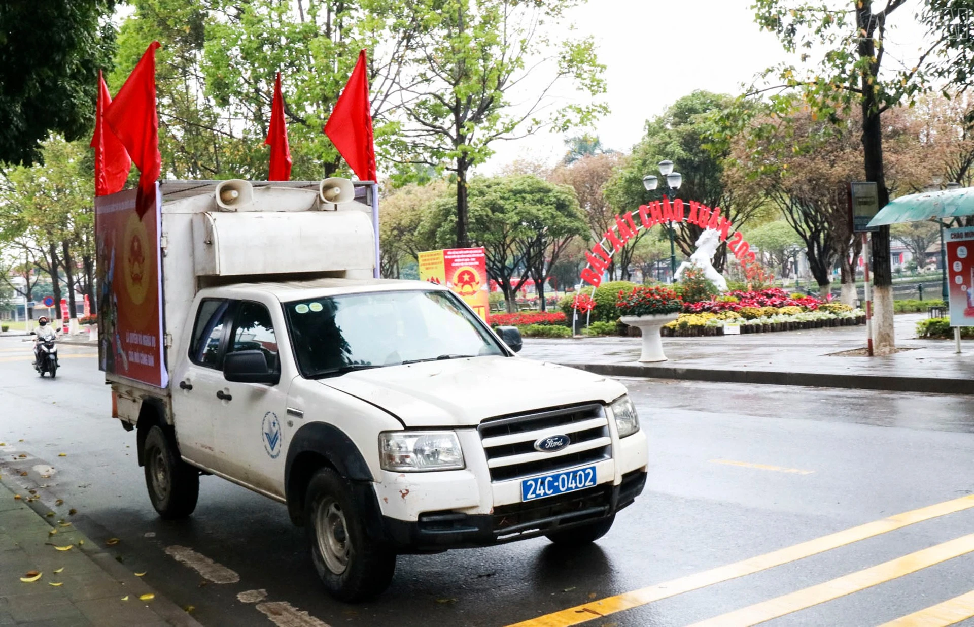 Xe lưu động tuyên truyền hằng ngày trên các tuyến đường, khu dân cư trên địa bàn.