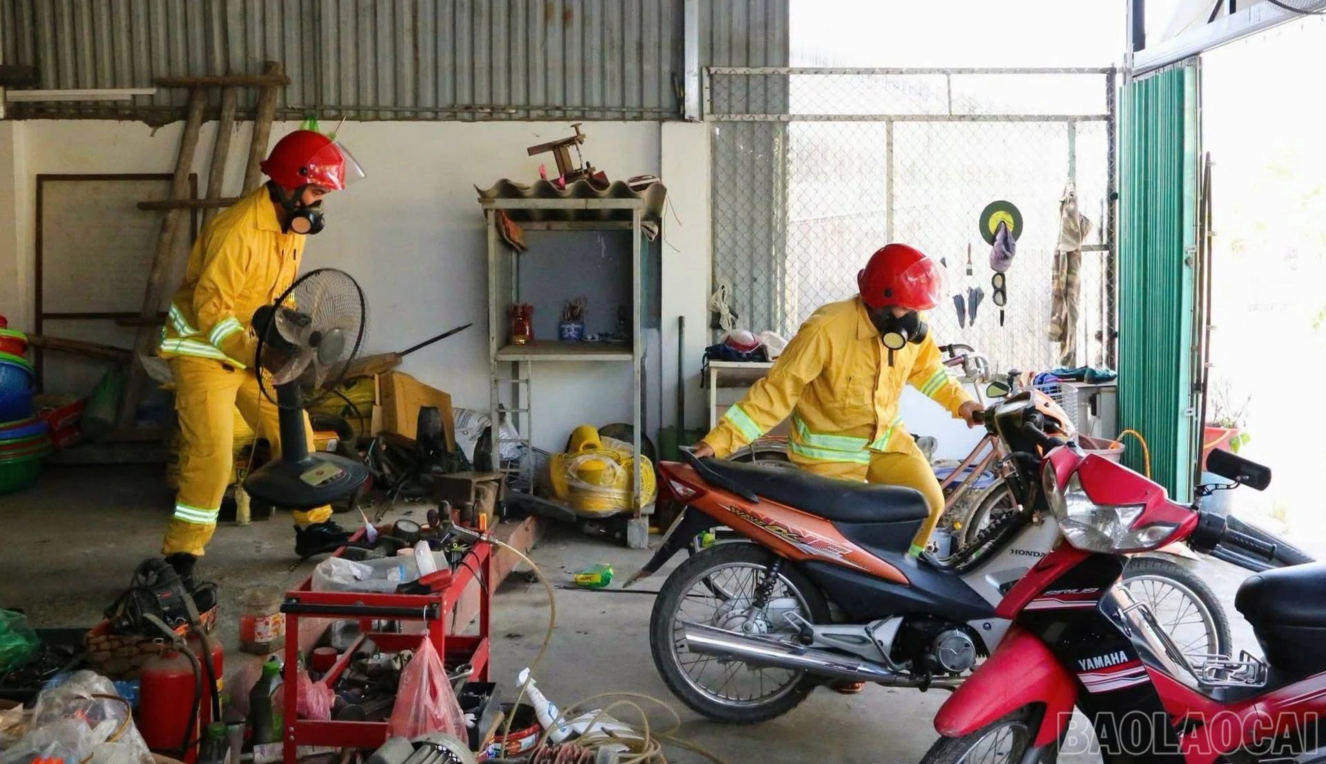 Thực hành trong tình huống giả định, thành viên Tổ liên gia nhanh chóng di dời tài sản ra khu vực an toàn.
