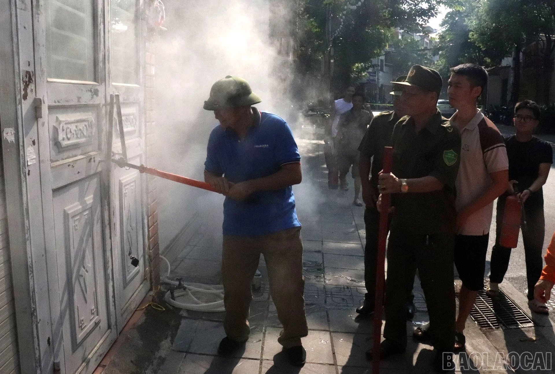 Các lực lượng thực hành tình huống cứu nạn, cứu hộ tại buổi diễn tập.