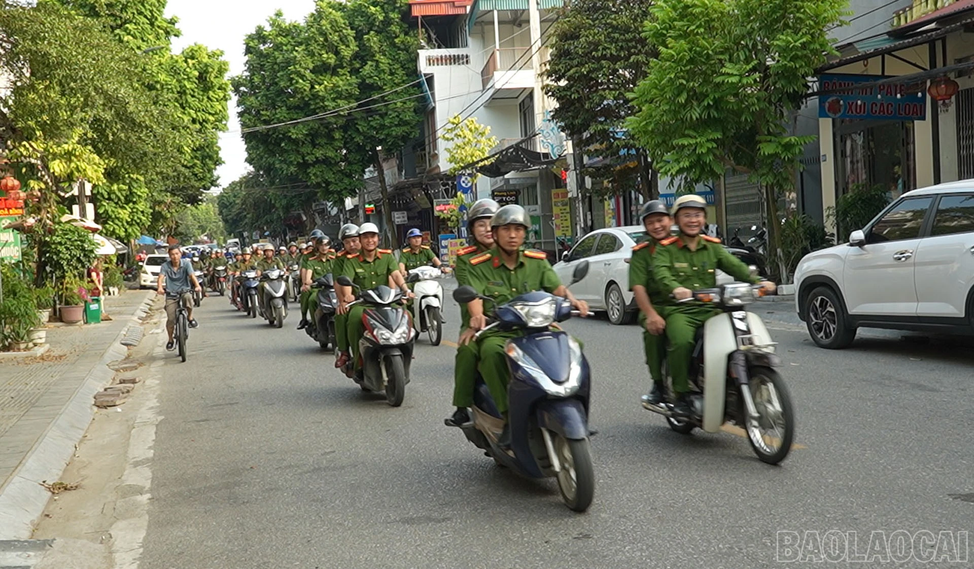 Sau lễ phát động, các lực lượng tổ chức diễu hành, tuyên truyền lưu động trên các tuyến đường.