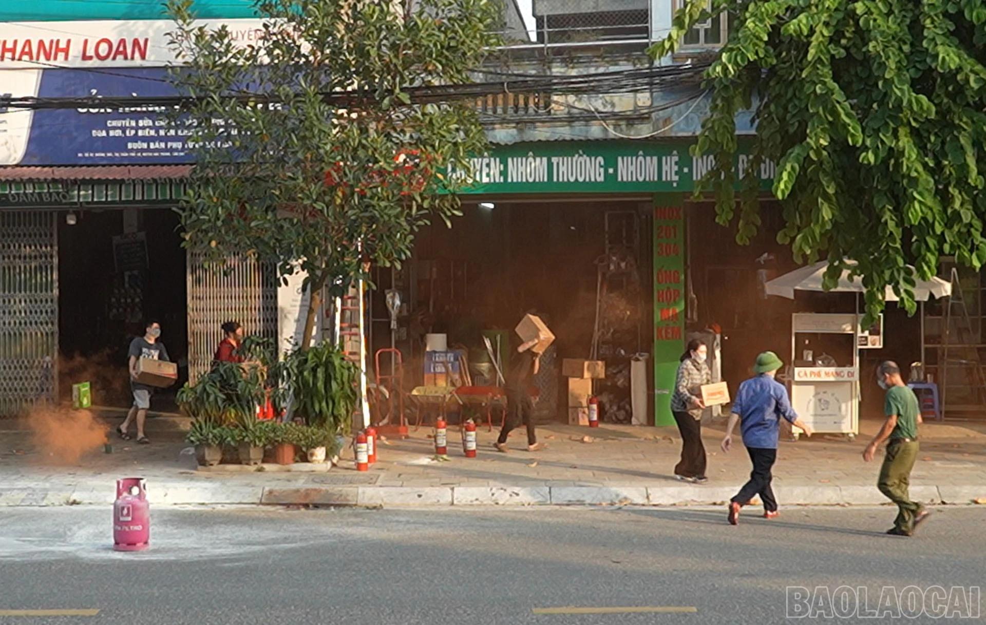 Các lực lượng và thành viên Tổ liên gia nhanh chóng có mặt hỗ trợ hộ gia đình di chuyển tài sản ra khỏi khu vực nguy hiểm.