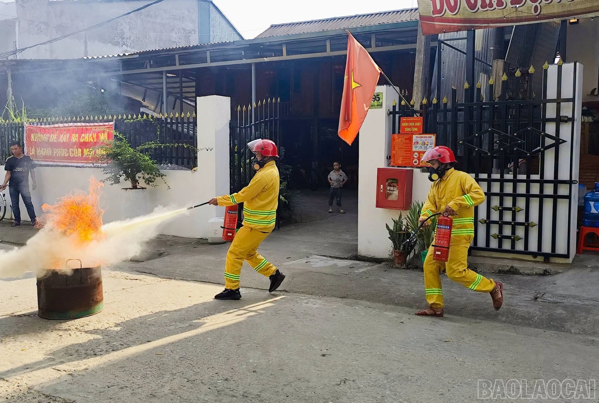 Các lực lượng phối hợp triển khai chữa cháy tại buổi thực tập.