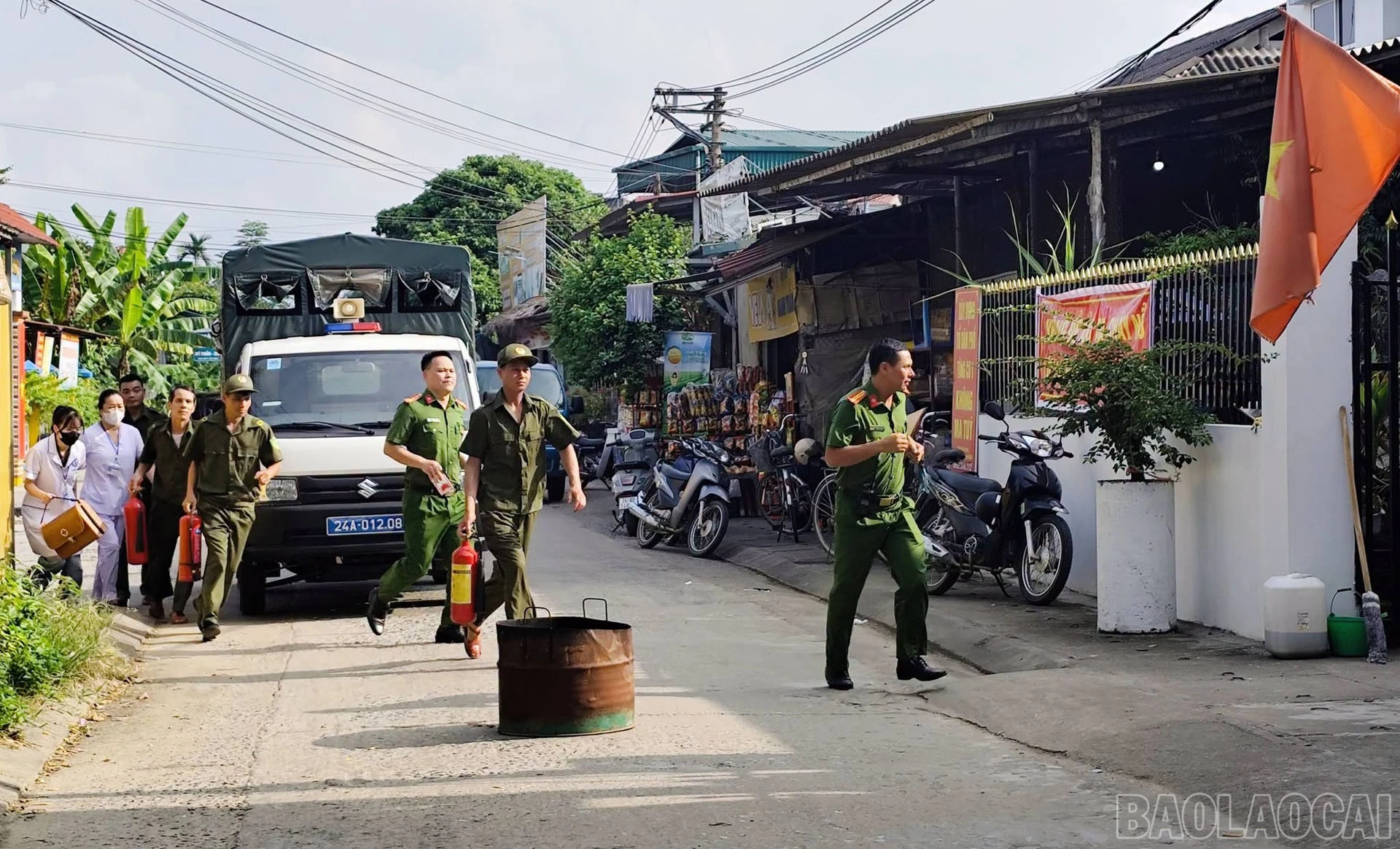 Các lực lượng và thành viên Tổ liên gia nhanh chóng có mặt hỗ trợ hộ gia đình di chuyển tài sản ra khỏi khu vực nguy hiểm.