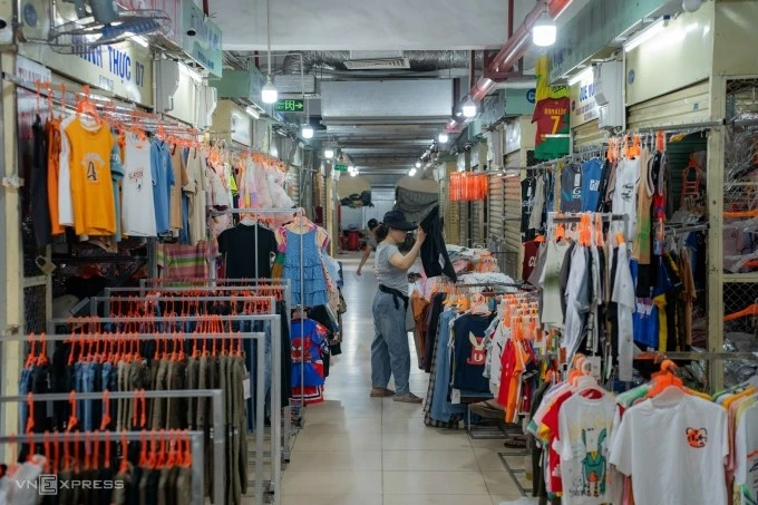 Tiểu thương kinh doanh tại một khu chợ ở Hà Nội.