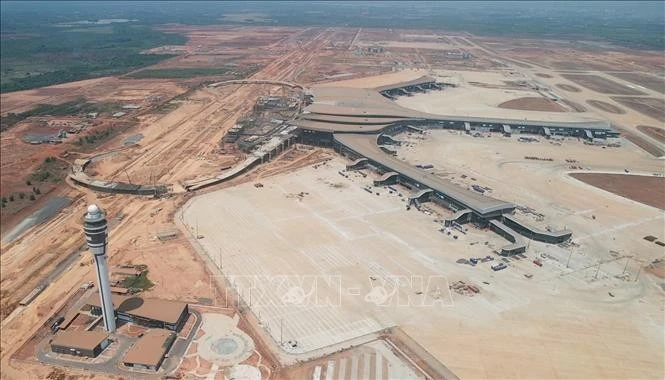 Nhà ga hành khách, đài kiểm soát không lưu sân bay Long Thành cuối tháng 4/2026.