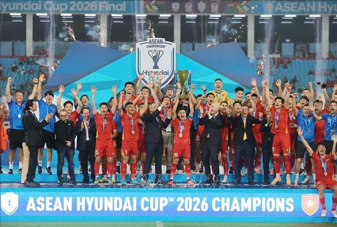 Chủ tịch FIFA Gianni Infantino trao cúp vô địch ASEAN Cup 2026 cho đội tuyển Việt Nam. Ảnh: Minh Quyết/TTXVN