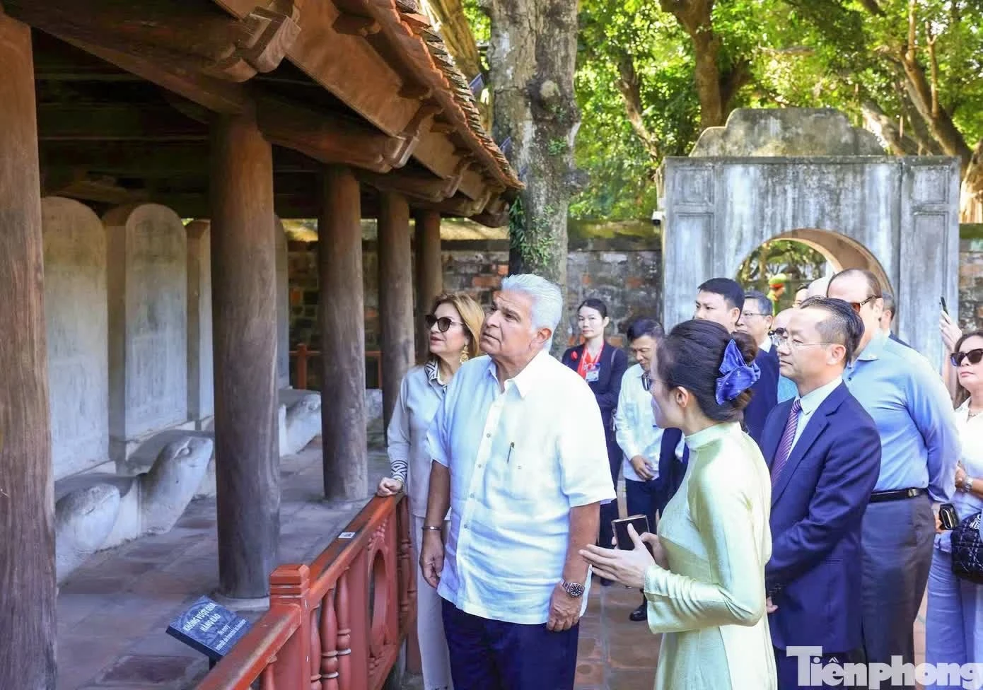Tổng thống Panama và Phu nhân nghe giới thiệu về các bia tiến sĩ. Ảnh: Như Ý