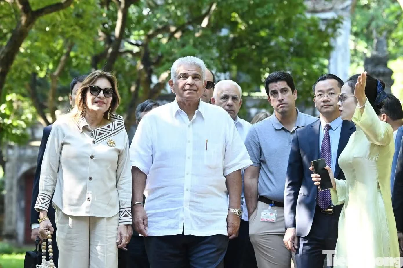 Tổng thống Panama José Raúl Mulino và Phu nhân nghe giới thiệu về di tích Văn Miếu - Quốc Tử Giám. Ảnh: Như Ý