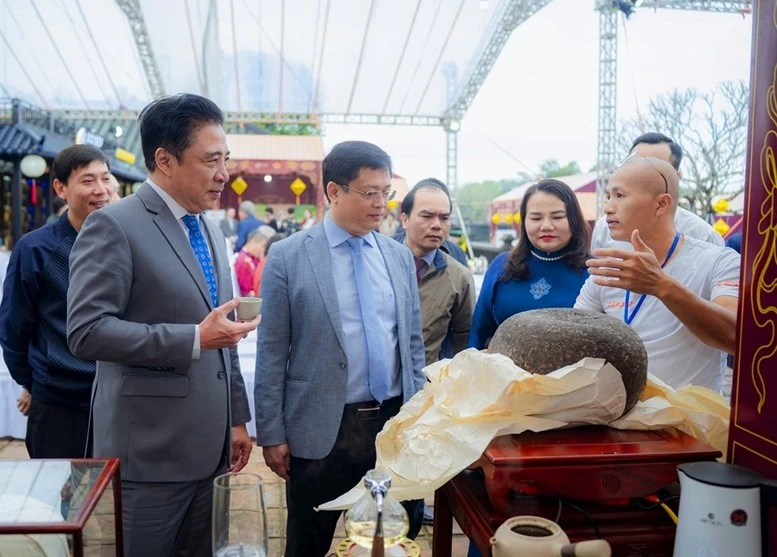 Chủ tịch UBND thành phố Huế Nguyễn Khắc Toàn và Phó Chủ tịch Thường trực UBND thành phố Nguyễn Thanh Bình tham quan không gian trưng bày tại Liên hoan Trà quốc tế - Huế 2025.