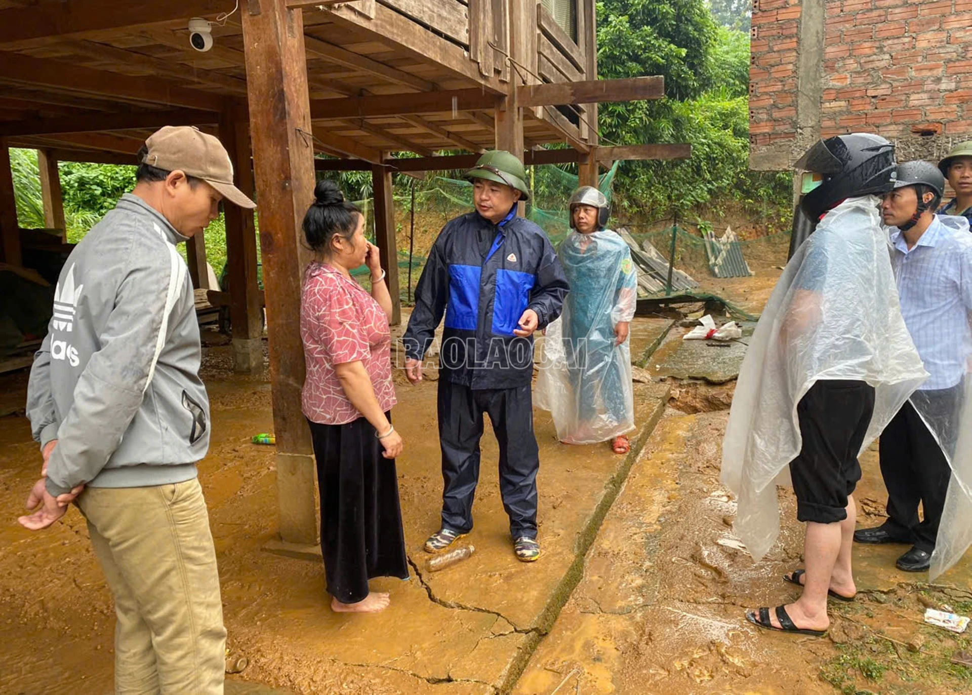 Lãnh đạo xã và các đoàn thể thăm hỏi động viên các gia đình bị ảnh hưởng do mưa bão.