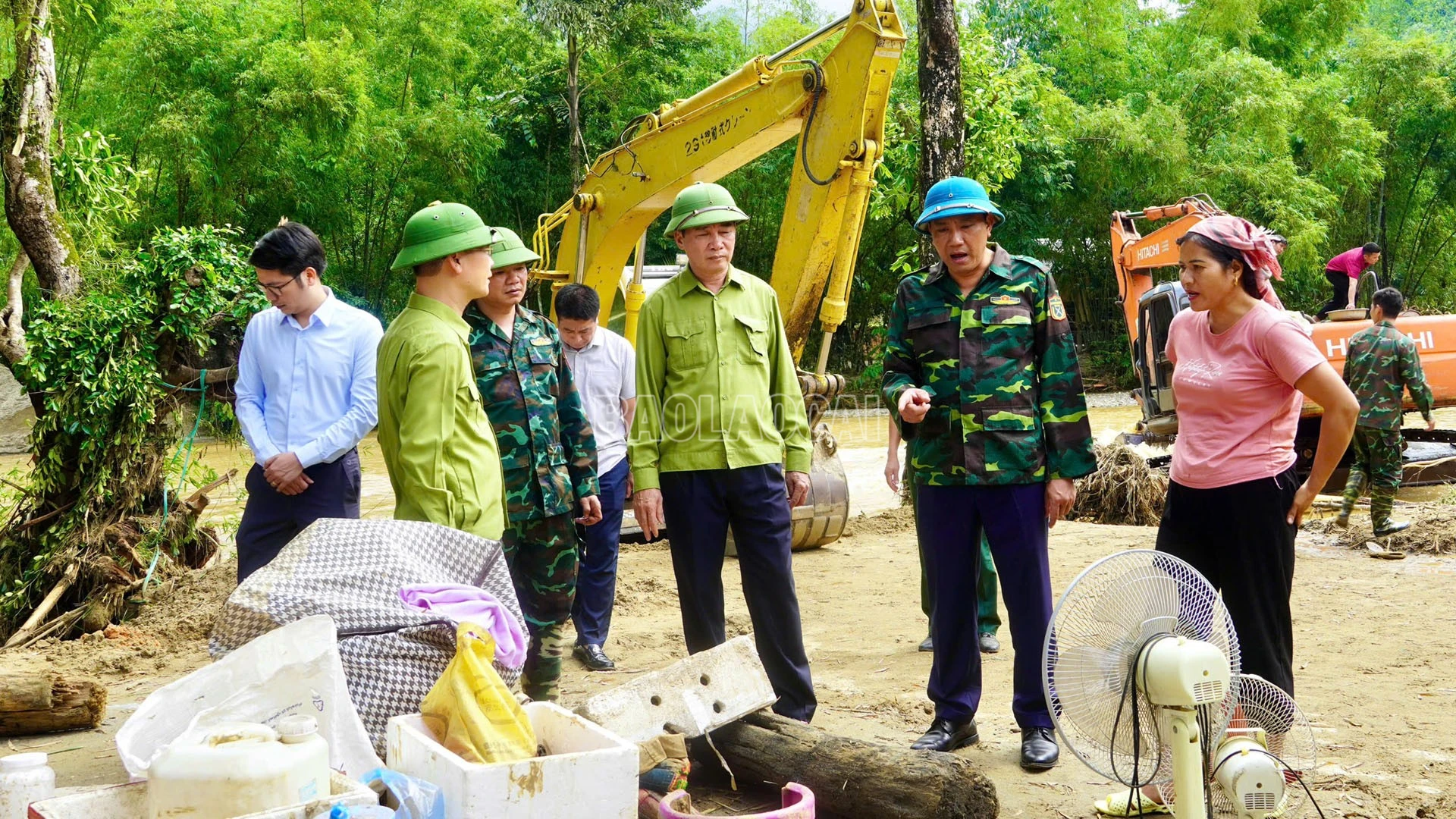 Đồng chí Hoàng Giang và đoàn công tác chia sẻ với người dân về những mất mát do thiên tai gây ra.