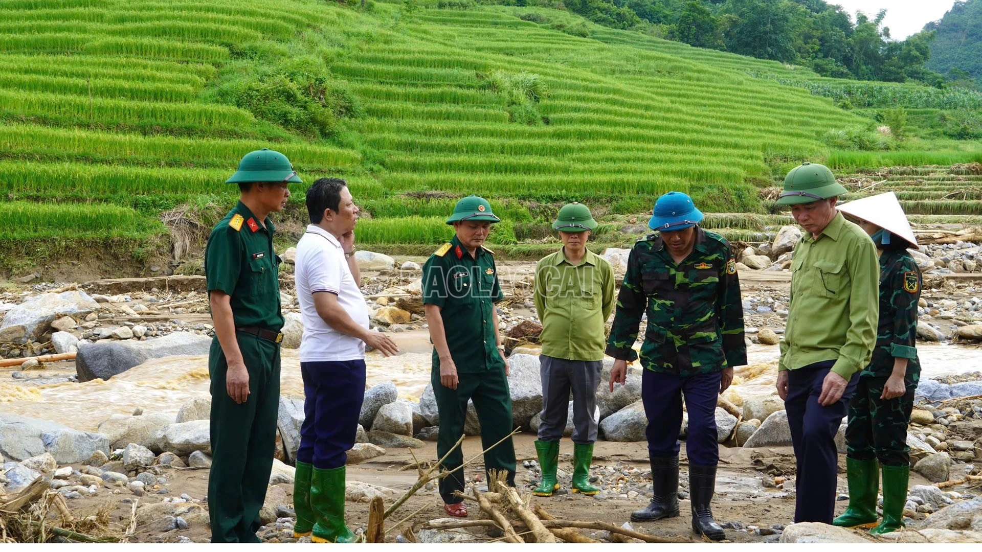 Đồng chí Hoàng Giang và đoàn công tác kiểm tra các diện tích sản xuất nông nghiệp bị mưa lũ phá hủy.