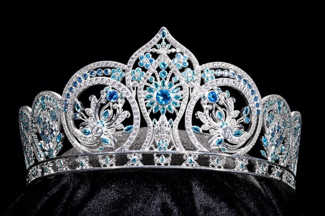 Hai chiếc tiara dành cho Á hậu 1 và Á hậu 2.