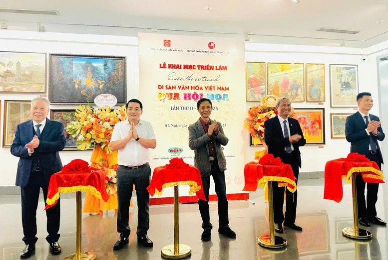 Các đại biểu cắt băng khai mạc.