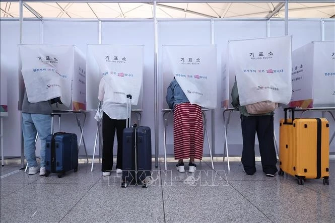 Cử tri bỏ phiếu sớm bầu Tổng thống tại điểm bầu cử ở Seoul, Hàn Quốc, ngày 29/5/2025.