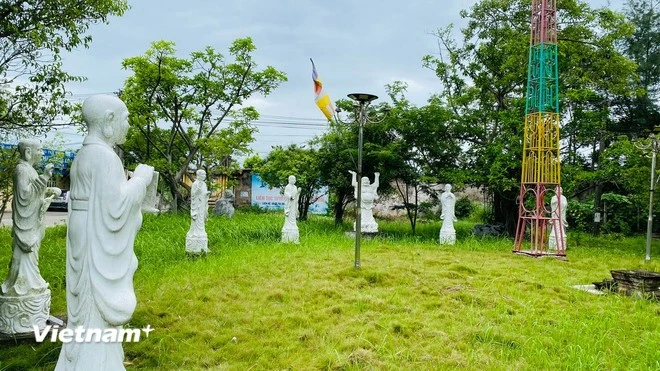 Vườn tượng 12 nhà sư đã hy sinh anh dũng để bảo vệ Tổ quốc. 