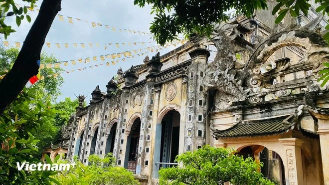 Kiến trúc độc đáo với cửa vòm và các cột trụ cao của Chùa Cổ Lễ mang dáng dấp thánh đường Thiên Chúa giáo.