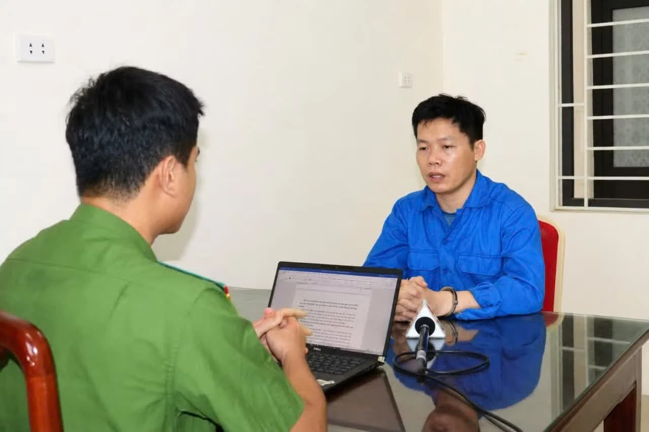 Cơ quan điều tra lấy lời khai đối tượng Lê Trung Hiếu.