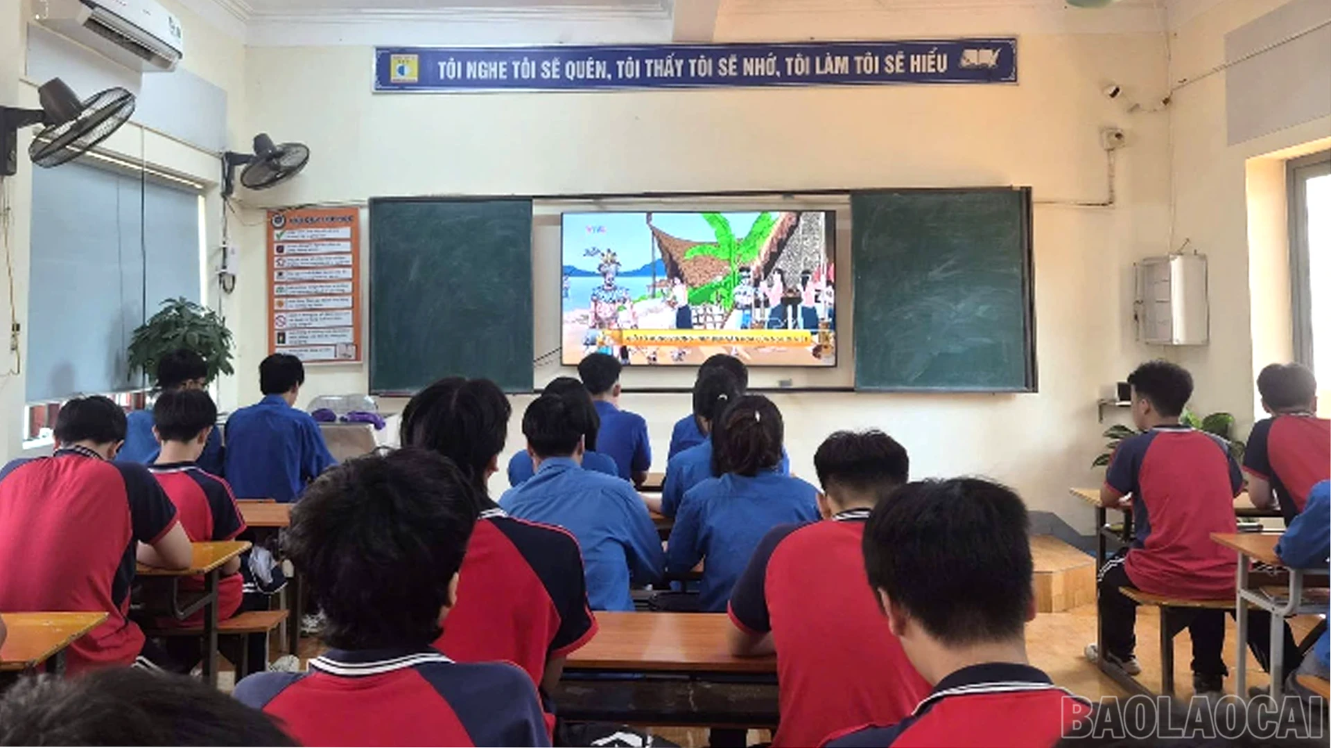 Đoàn thanh niên phường Lào Cai tổ chức cho học sinh tham gia sinh hoạt hè xem hình ảnh video clip về tác hại của ma túy.