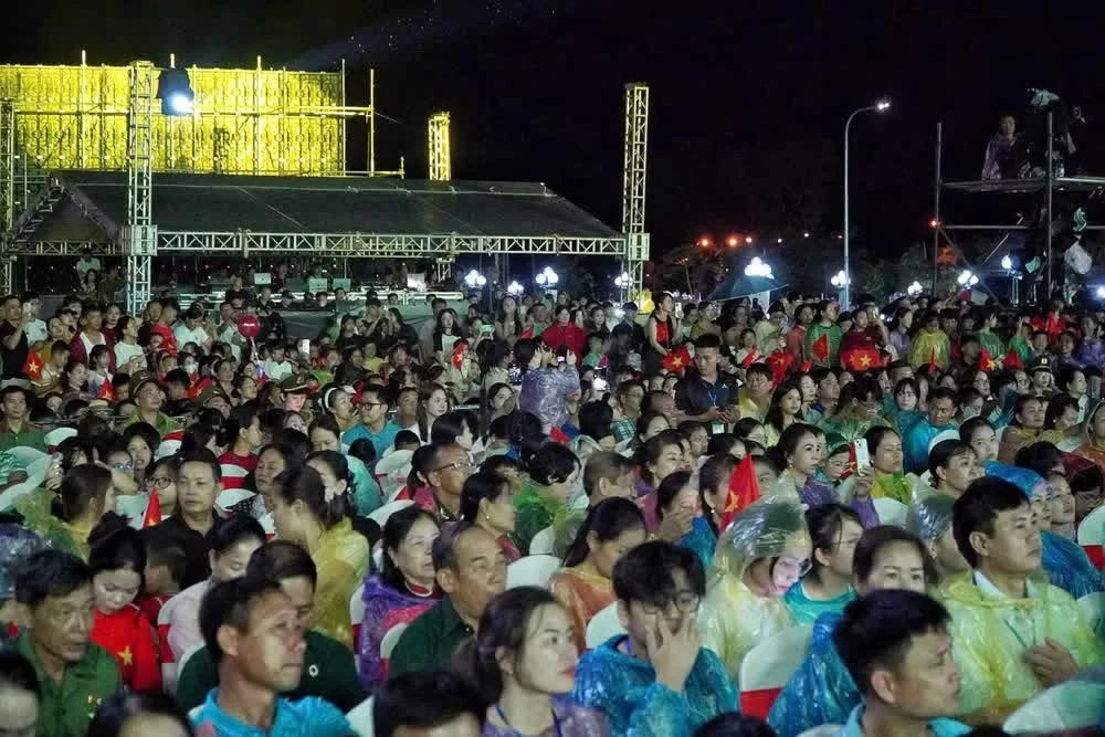 Đông đảo mọi tầng lớp nhân dân tới tham dự chương trình.