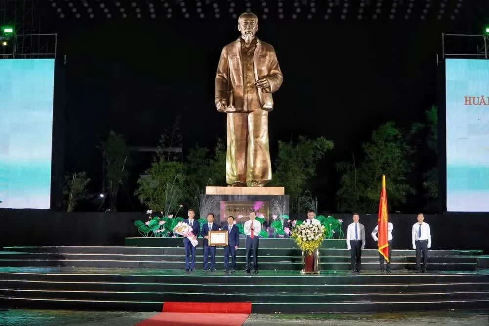 Thay mặt Đảng, Nhà nước, đồng chí Đoàn Minh Huấn, Ủy viên Bộ Chính trị, Giám đốc Học viện Chính trị quốc gia Hồ Chí Minh đã trao tặng Huân chương Lao động hạng Nhất của Chủ tịch nước cho Khu Di tích Kim Liên.