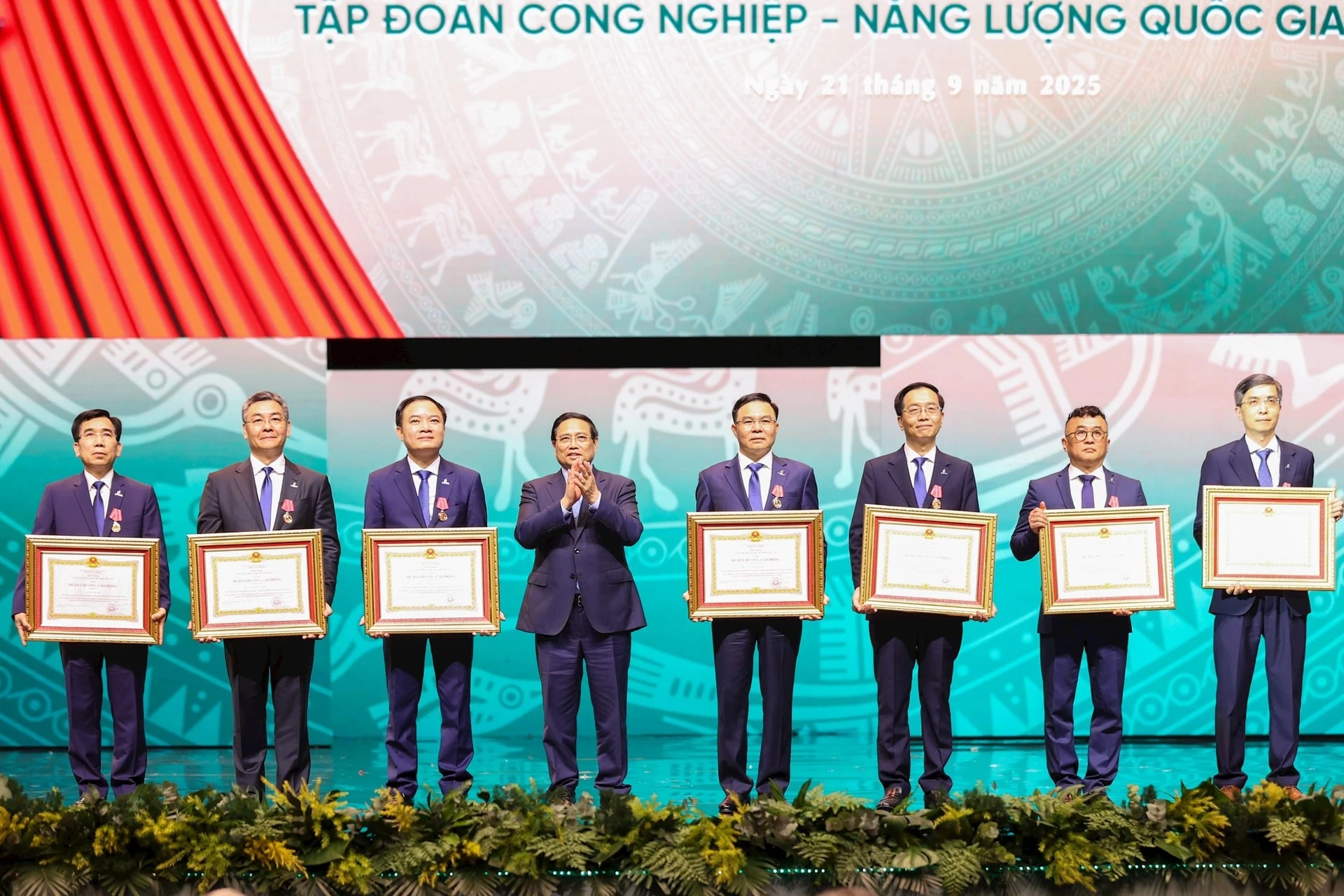 Thủ tướng Chính phủ Phạm Minh Chính trao Huân chương Lao động hạng Nhì và hạng Ba cho các cá nhân là lãnh đạo Tập đoàn Petrovietnam.