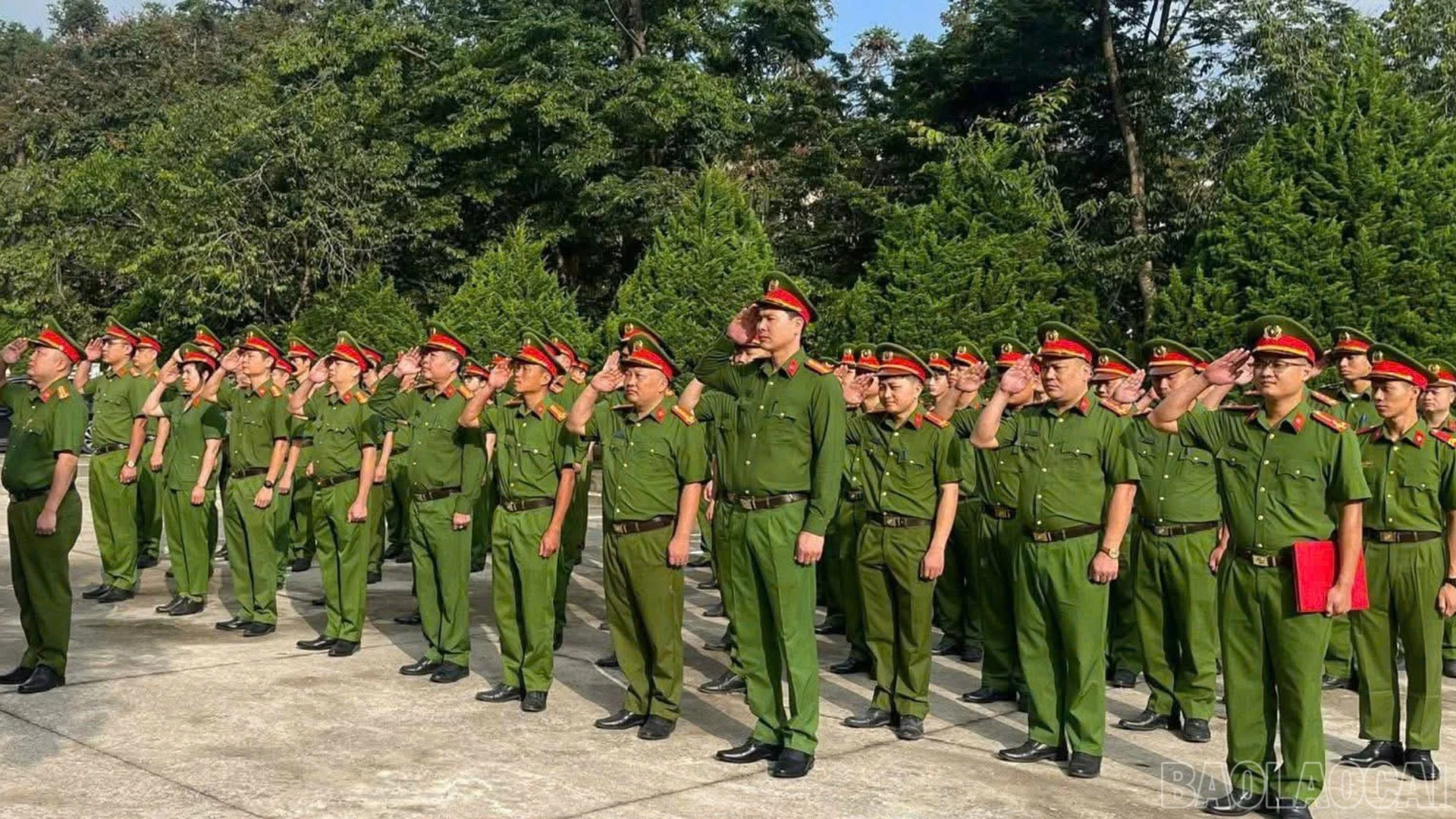 Cán bộ chiến sĩ Công an xã Bắc Hà tại buổi lễ chào cờ tại đơn vị