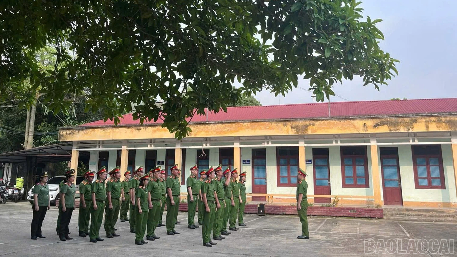 Lễ chào cờ tại trụ sở Công an xã Bảo Yên