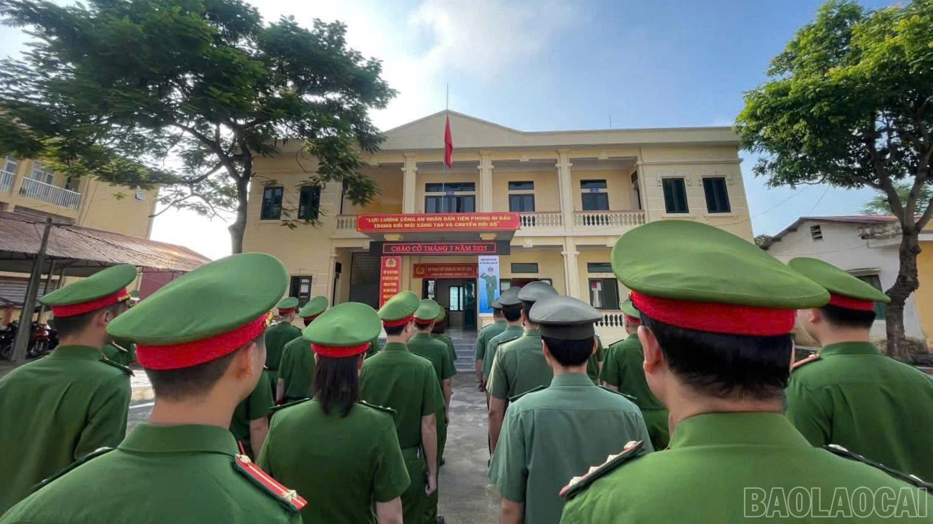 Cán bộ chiến sĩ tại Lễ chào cờ phường Trung Tâm, tỉnh Lào Cai