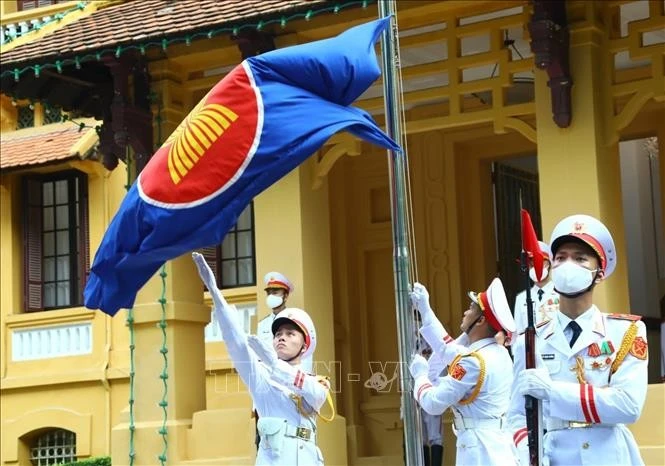 Lễ thượng cờ ASEAN nhân kỷ niệm 55 năm ngày thành lập Hiệp hội các quốc gia Đông Nam Á (8/8/1967-8/8/2022) và 27 năm ngày Việt Nam gia nhập ASEAN (28/7/1995-28/7/2022). tại Trụ sở Bộ Ngoại giao, sáng 8/8/2022.