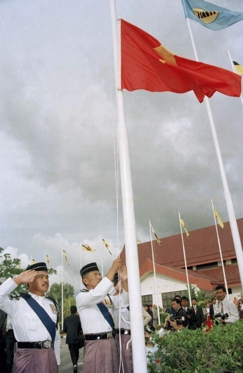 Nghi thức thượng cờ tại Lễ kết nạp Việt Nam là thành viên chính thức thứ 7 của Hiệp hội các Quốc gia Đông Nam Á (ASEAN), chiều 28/7/1995, tại Thủ đô Bandar Seri Begawan (Brunei).