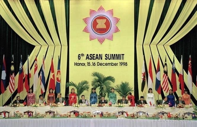 Tháng 12/1998, Việt Nam tổ chức thành công Hội nghị cấp cao ASEAN lần thứ 6, thông qua Chương trình Hành động Hà Nội, góp phần quan trọng tăng cường đoàn kết, đẩy mạnh hợp tác, định hướng cho sự phát triển và hợp tác của Hiệp hội. Trong ảnh: Thủ tướng Phan Văn Khải và các Trưởng đoàn ký Tuyên bố Hà Nội tại Hội nghị Cấp cao ASEAN lần thứ 6, diễn ra ở Thủ đô Hà Nội trong 2 ngày 15 - 16/12/1998.