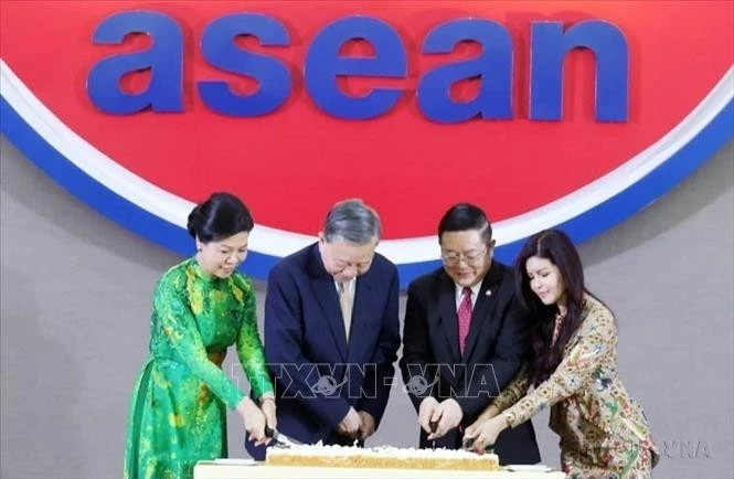 Tổng Bí thư Tô Lâm và Phu nhân cùng Tổng Thư ký ASEAN Kao Kim Hourn và Phu nhân cắt bánh chào mừng 30 năm Ngày Việt Nam gia nhập ASEAN (Indonesia, 10/3/2025).